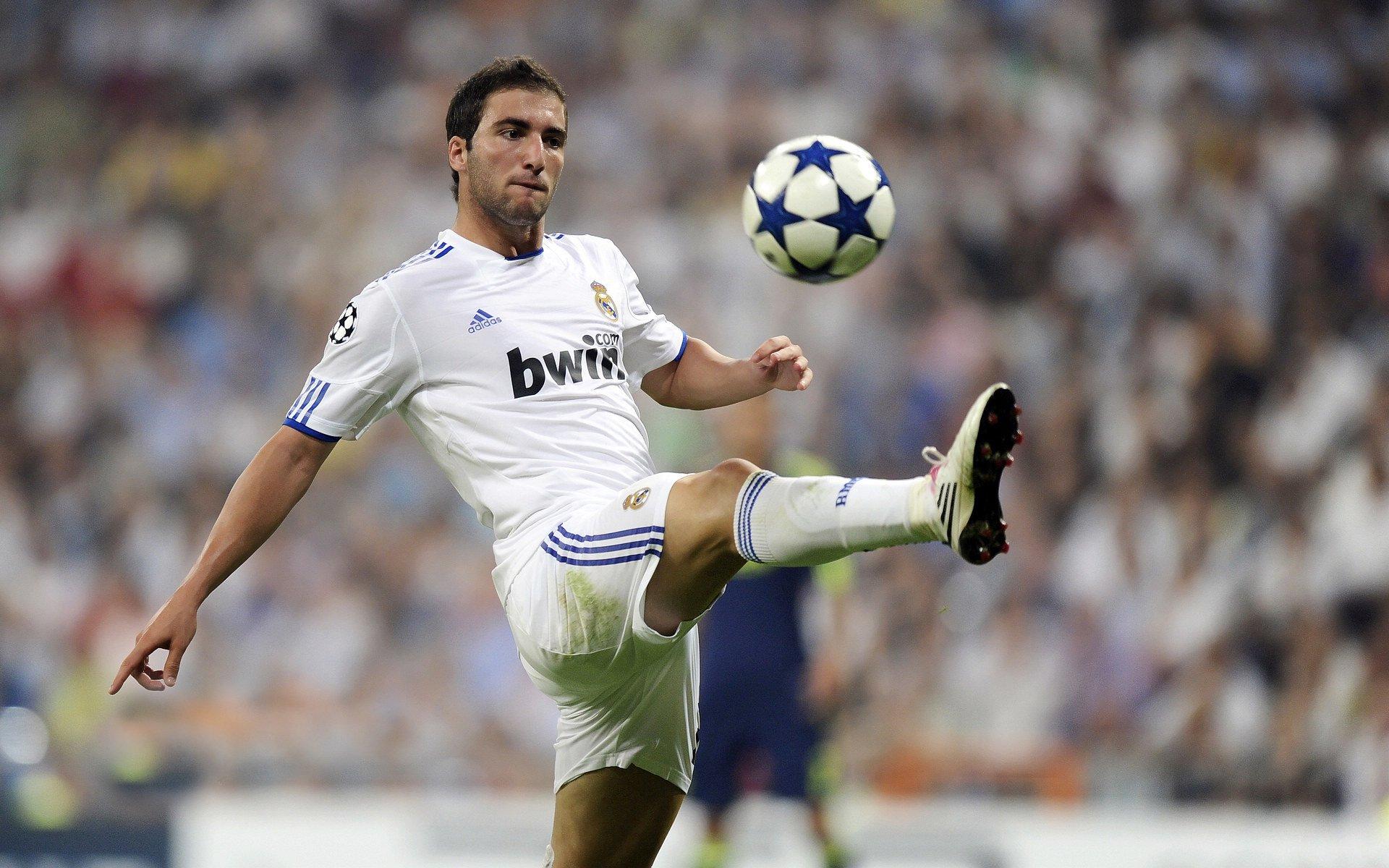 法国名宿佩蒂特力挺登贝莱，状态下滑？欧冠两场助攻证明价值！